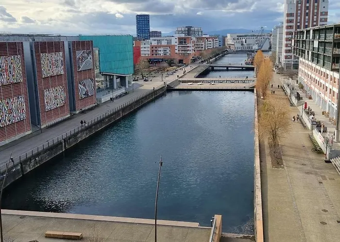 Bel Appartement Contemporain Avec Terrasse Climatisation Et Parking Payant En Option