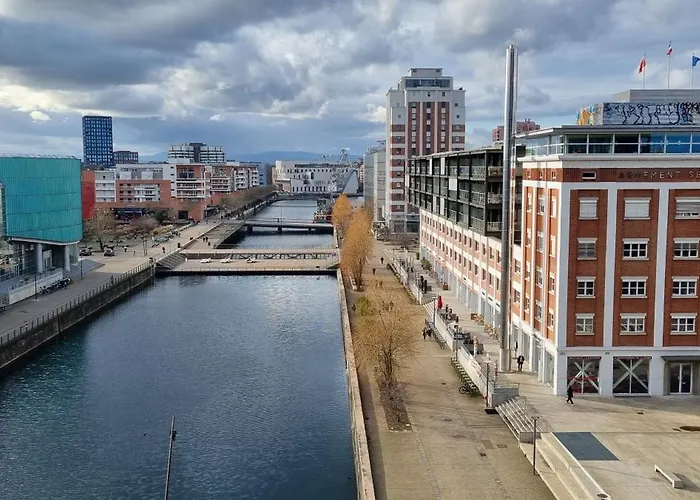 Bel Appartement Contemporain Avec Terrasse Climatisation Et Parking Payant En Option